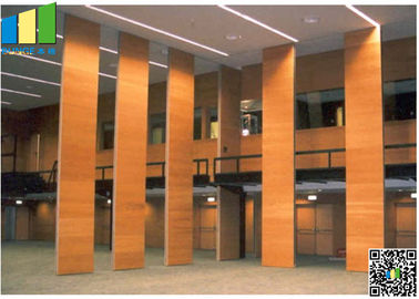 Sala de conferências que desliza paredes móveis de dobramento das separações para a galeria de arte