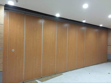 Paredes de separação de dobramento de Malásia da placa de madeira, parede acústica comercial do divisor de sala