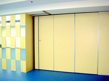 Sala de conferências de dobramento das paredes de separação da auto série do projeto BG-85 do CAD