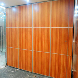 O interior que pendura a parede móvel da dobradura acústica decorativa divide o sistema