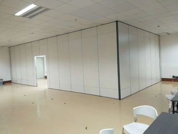 Os divisores de sala de conferências acústicos de suspensão decorativos interiores da separação almofadam a largura 1230 milímetros