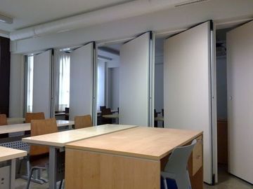 Paredes de separação de dobramento do escritório da sala de aula do revestimento da melamina com a trilha de alumínio móvel