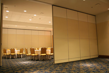 Divisores de sala acústicos modulares operáveis de madeira para o salão de baile uma largura de 85 milímetros