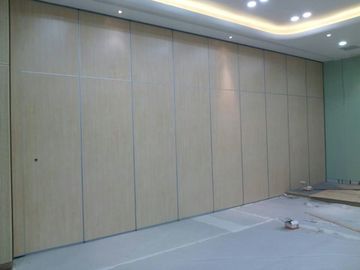 Teto de madeira feito sob encomenda para pavimentar paredes de separação para salas de exposições/escritório