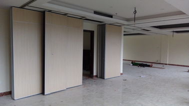 Teto de madeira feito sob encomenda para pavimentar paredes de separação para salas de exposições/escritório