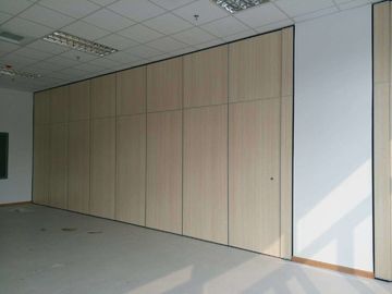 Paredes de separação de dobramento à prova de som de madeira operáveis Malásia para a sala de conferências