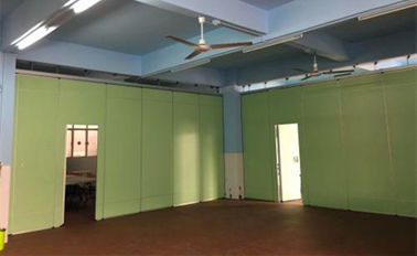 Painel de parede dobrável de suspensão superior da separação do sistema do teto da multi cor para a sala de formação