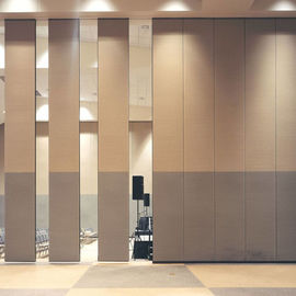 Parede de separação à prova de som do estúdio moderno da dança da dobradura com porta da passagem