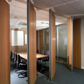 Paredes de separações deslizantes flexíveis de madeira da absorção sadia 85mm para o escritório e a sala de reunião
