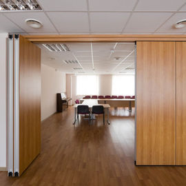 Paredes de separações deslizantes flexíveis de madeira da absorção sadia 85mm para o escritório e a sala de reunião