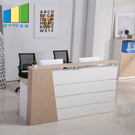 A mesa de recepção de madeira do escritório/cadeira confortável do escritório da malha curvou-se em volta do vidro de pintura