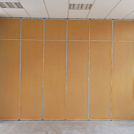 Paredes de separação de dobramento da sala de reunião com passagem com o acesso da porta