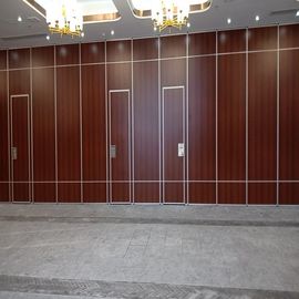 Paredes de separação dobráveis de madeira móveis acústicas de Salão do banquete com a porta dobro da passagem