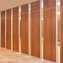 Portas móveis à prova de som que deslizam a superfície de madeira ISO9001 das paredes de separação