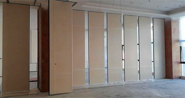 MDF de dobramento das paredes de separação do escritório com os bens materiais da melamina