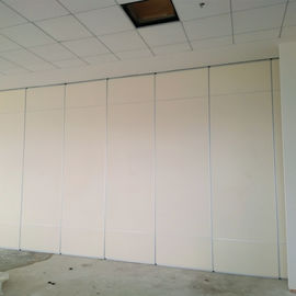 Acordeão que dobra a parede de separação modular acústica das portas para o armazém