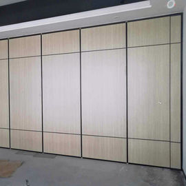 Acordeão que dobra a parede de separação modular acústica das portas para o armazém