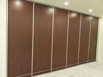 Divisor de sala acústico da multi cor que desliza a parede de separações acústica de dobramento para o banquete Salão