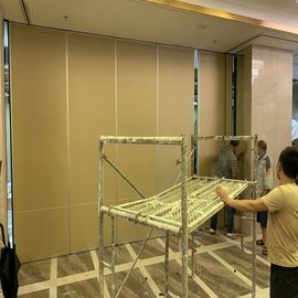 O móvel acústico do salão de baile mura o sistema que dobra-se deslizando paredes de separação para o banquete Salão