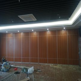 Paredes de separação acústicas de dobramento de suspensão de madeira Tailândia de Salão do banquete da parede móvel do hotel