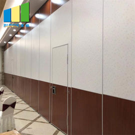 Placas móveis das paredes de separação da dobradura acústica do restaurante para o hotel