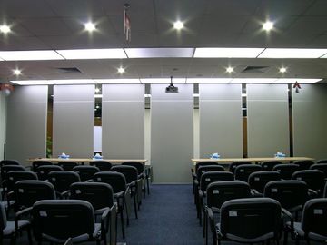 Madeira operável acústica dos divisores de sala da separação da sala da decoração do escritório que desliza a separação acústica de dobramento da separação