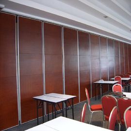 A prova sadia do restaurante divide as paredes móveis de alumínio da sala de banquete