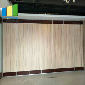 Divisores de sala acústicos de dobramento de madeira altos da conferência de Salão do banquete em Tailândia