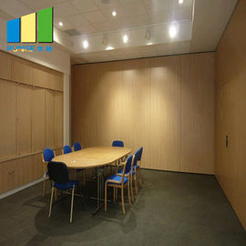 A porta móvel de alumínio divide paredes de separação acústicas para a sala de conferências