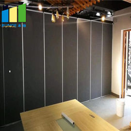 Sala de aula da escola que dobra o móvel à prova de som operável que desliza paredes de separação