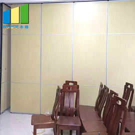 Sala de conferências que faz isolamento sonoro a parede dobrável que desliza a separação de dobramento com porta de acesso