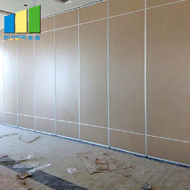 Sala de conferências que faz isolamento sonoro a parede dobrável que desliza a separação de dobramento com porta de acesso