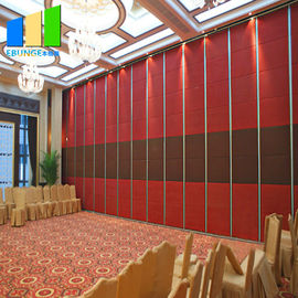 As paredes de separação móveis de madeira da decoração da entrada do hotel do escritório projetam para o restaurante
