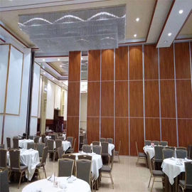 Paredes de separação de dobramento de Salão de um banquete de 85 milímetros semi - as separações móveis da parede do auto hotel fazem isolamento sonoro para Malásia