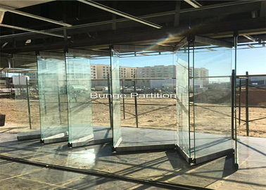 A parede de separação de vidro de dobramento da sala da mostra da exposição de Paquistão sob uma viga de aço instala