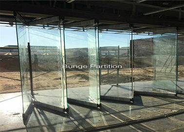 A parede de separação de vidro de dobramento da sala da mostra da exposição de Paquistão sob uma viga de aço instala