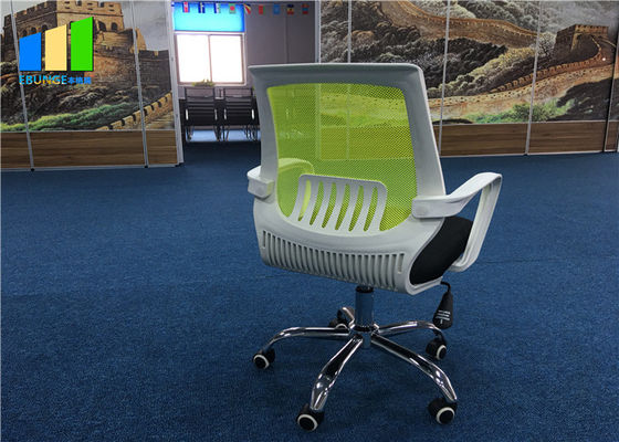 Pessoal executivo do computador da tela do escritório do jogo que encontra cadeiras ergonômicas do escritório da sala de conferências do metal