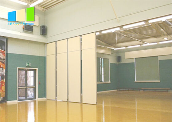 A dobradura sadia da prova do salão de baile divide a parede de separação de madeira móvel para auditórios