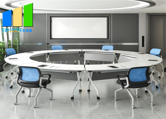 A sala de conferências empilhável de dobramento ajustável apresenta tabelas do treinamento do escritório