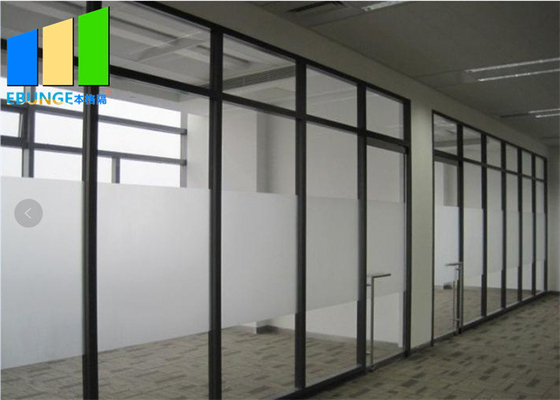 Parede de separação de vidro de alumínio do escritório com cortinas magnéticas e a porta articulada