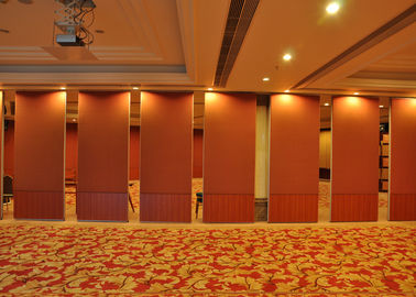 O movimento vermelho do emplastro mura a separação de madeira na sala de visitas para salas de conferências