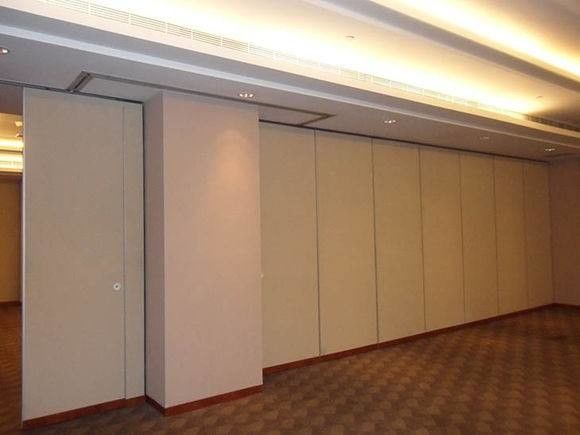 Decoração interior de dobramento de suspensão de madeira acústica móvel de paredes de separação do hotel