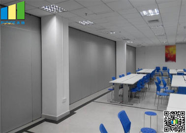 Sala de conferências que desliza paredes móveis de dobramento das separações para a galeria de arte