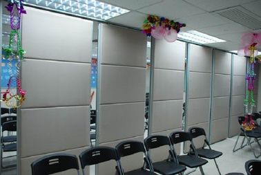Espaço que salvar a dobradura fácil da instalação e paredes de separação à prova de som operáveis para a sala de reunião