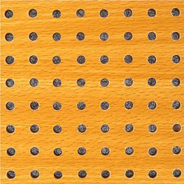 Os painéis acústicos de madeira perfurados amarelos tornam o painel de parede sadio de superfície do folheado
