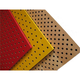 Os painéis acústicos de madeira perfurados amarelos tornam o painel de parede sadio de superfície do folheado