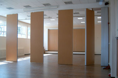 O interior do auditório decorou as paredes de separação móveis de madeira/que deslizam divisores de sala