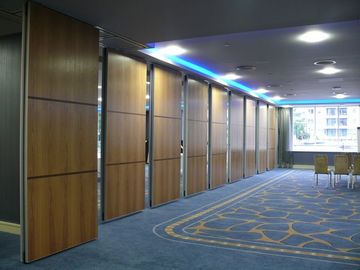 Superfície de madeira que dobra paredes de separação operáveis para o escritório com portas deslizantes