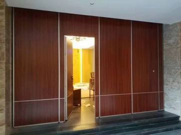Parede de separação de madeira decorativa do hotel, divisores de sala acústicos operáveis da espessura de 85mm