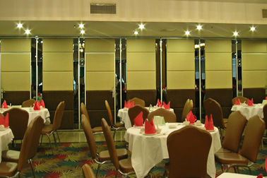 Superfície da tela que desliza paredes de separação móveis operáveis para o banquete Salão do hotel
